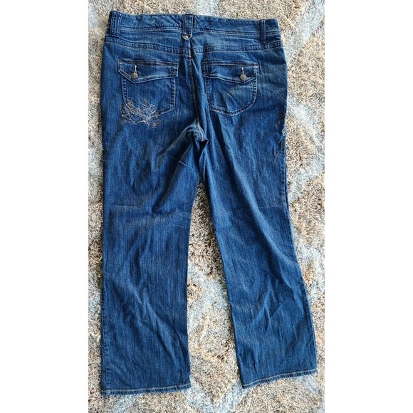 NWT Avenue Floral Embroidered Jeans Size 18 - Picture 3 of 6